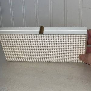 Vintage ‘60’s Garay hard sided cream clutch